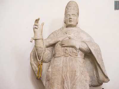 ...permangono in questa chiesa anche elementi pi� antichi. Come la scultura raffigurante San Leone, del 1671...